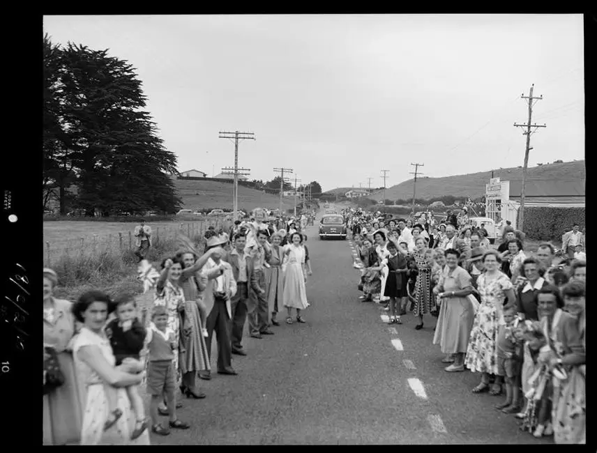 Crowds at the sides of the road, Taranaki