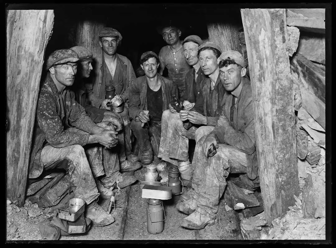 An underground lunch break, 1931