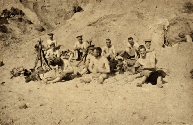 Signallers searching for lice on Gallipoli, Turkey, 1915.