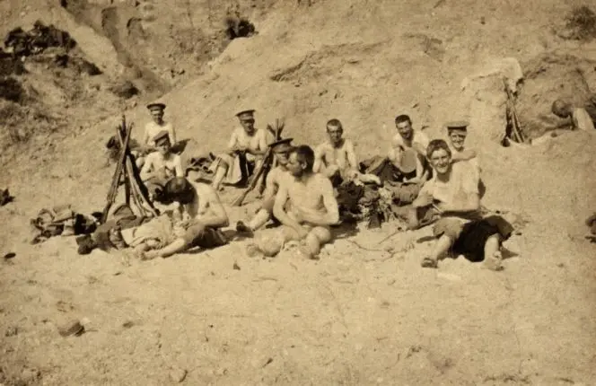 Signallers searching for lice on Gallipoli, Turkey, 1915. 