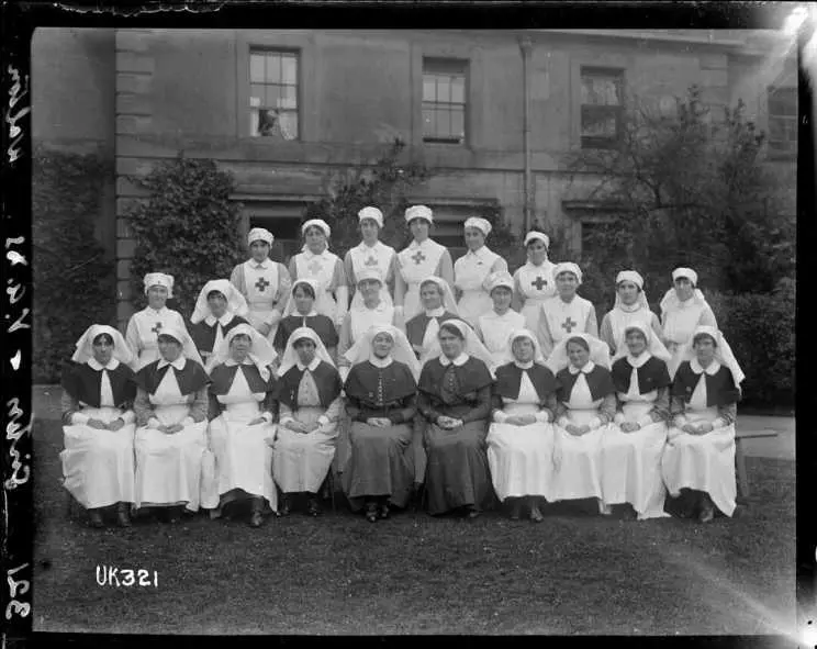 Matron Fanny Wilson and nursing staff at Walton-on-Thames Hospital, England. Royal New Zealand Returned and Services' Association :New Zealand official negatives, World War 1914-1918.