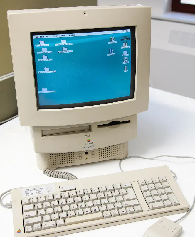 A Mac Performa 580CD computer.