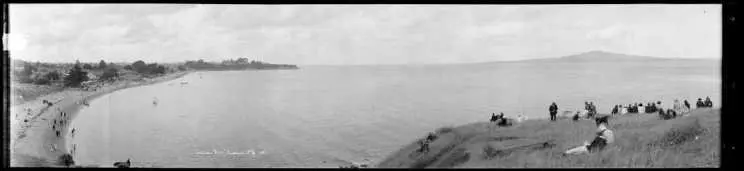 Cheltenham Beach, Devonport, taken between 1923 and 1928.