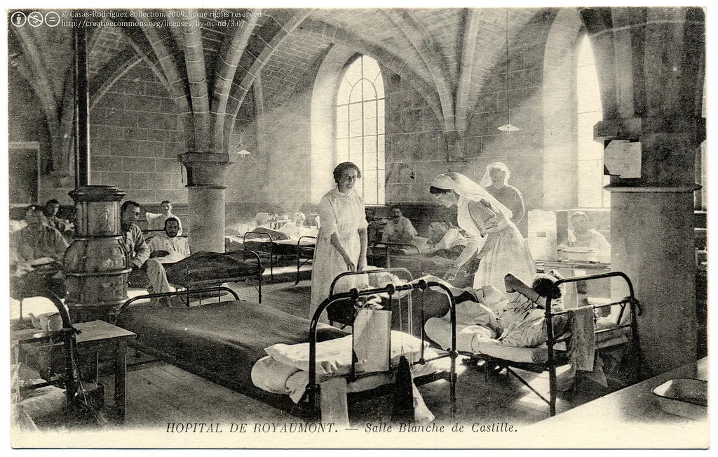 Vintage photographic postcard of nurses and paitents at Hôpital de Royaumont - Salle Blanche de Castille, circa 1915.