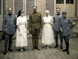 Three French and one American soldiers with nurses. 