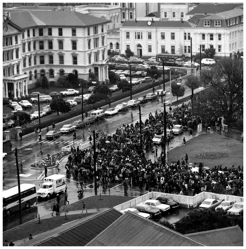 Black and white photograph showing Māori Land March protestors arriving at Parliament in Wellington.