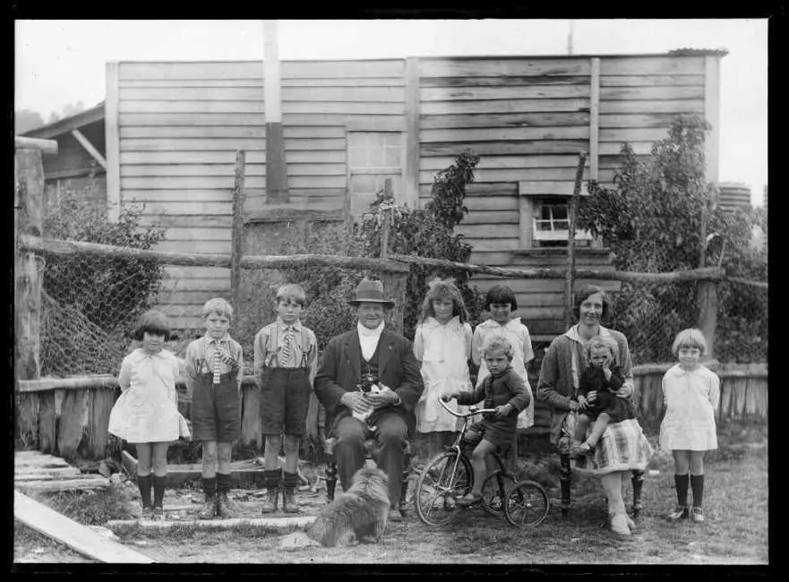 Family group at Waiuta, 1931
