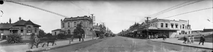 Victoria Street, Hamilton, taken 1923, showing a pedestrian (at left) captured five times.