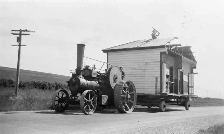 Traction engine transporting a house from Rocky Gully to Timaru.