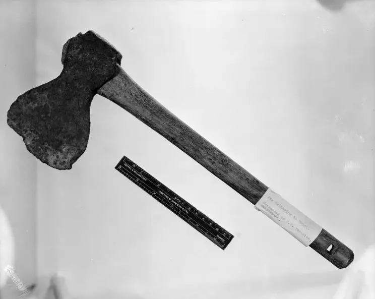A pātītī (axe) with wooden handle, has a hole for string attachment at the end opposite the head. 