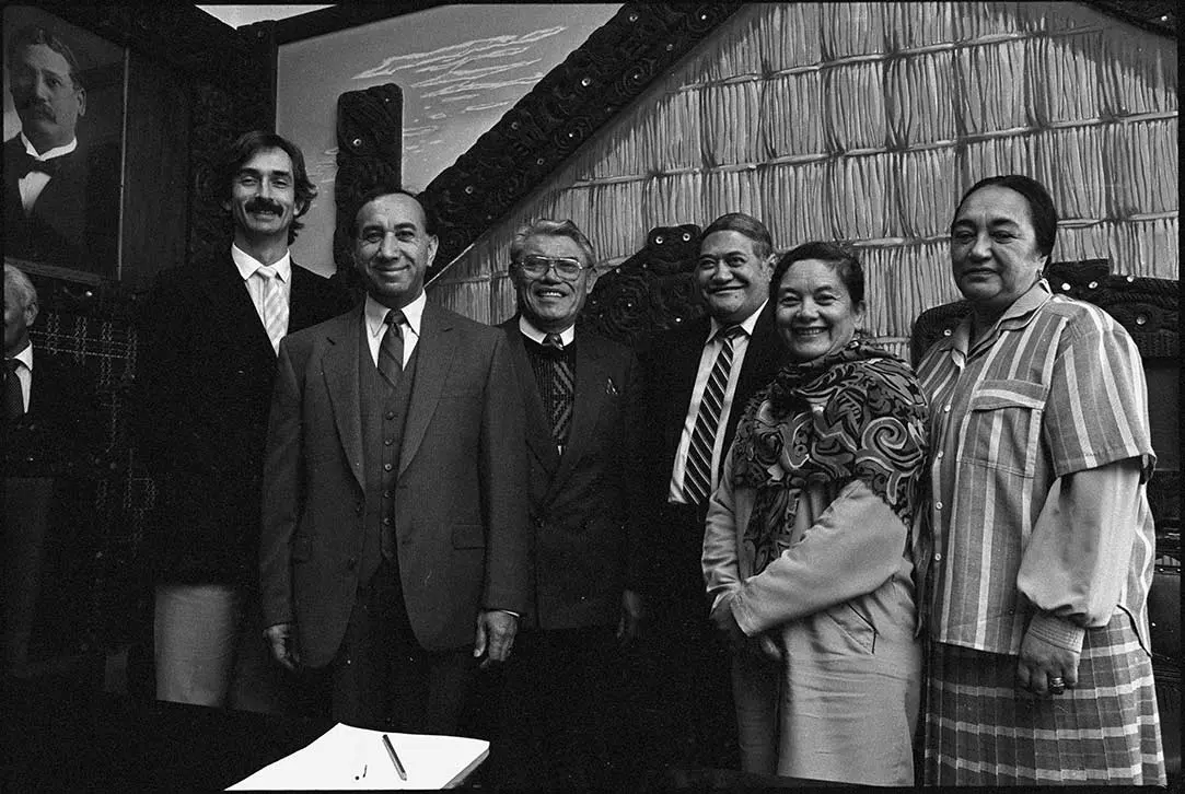Members of Te Taura Whiri i te Reo Māori | Māori Language Commission — Ray Harlow, Tīmoti Kāretu, Kīngi Īhaka, Kāterina Mataira and Anita Moke. They are with Māori Affairs Minister Koro Wētere.