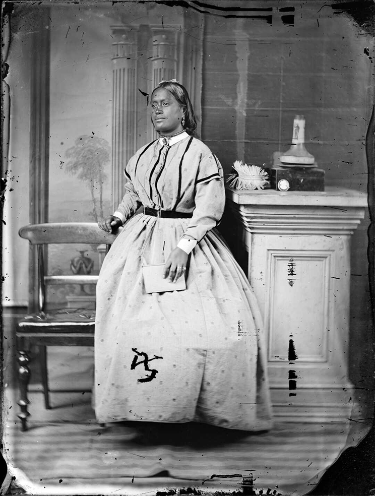 Victorian era image of a Màori woman holding a letter.