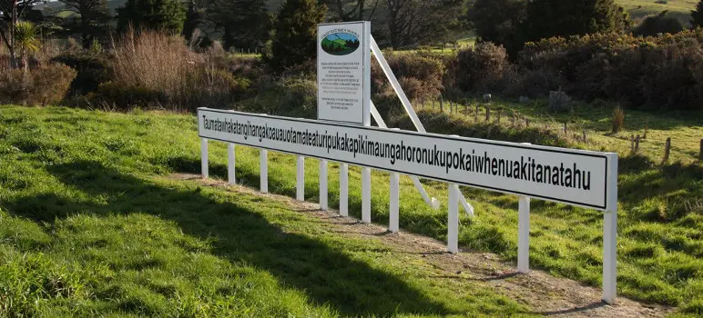 Picture of place sign for Taumatawhakatangihangakōauauotamateapōkaiwhenuakitānatahu