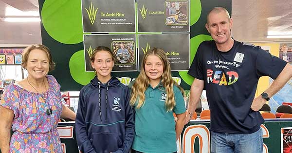 Julia Smith and 2 students from Kerikeri High School with Alan Dingley.