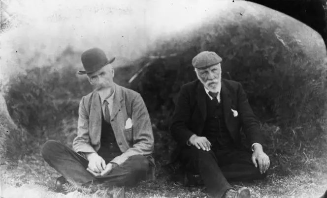 Elsdon Best and Percy Smith sitting together. Both are wearing hats.