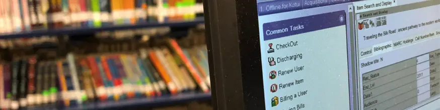Bookshelf in the background, computer screen with Kōtui screen showing.