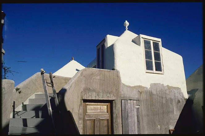 Bach with curved walls, white plaster and a brilliant blue sky.