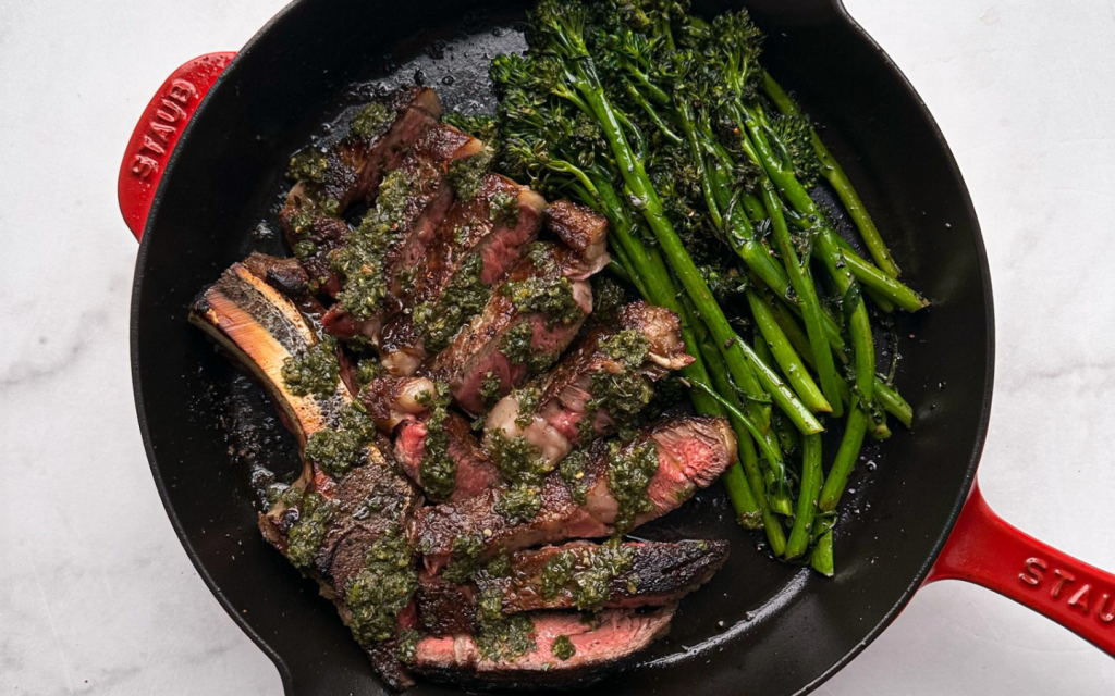 https://images.ctfassets.net/px4cqjx727yq/6nMOujsTV4ksJeJIhPdkbJ/179fc4bc4659fa91fc17b31a1ad8fe7b/One-Pan_Steak_Dinner_with_Chimichurri_Butter.png?q=90&w=1024