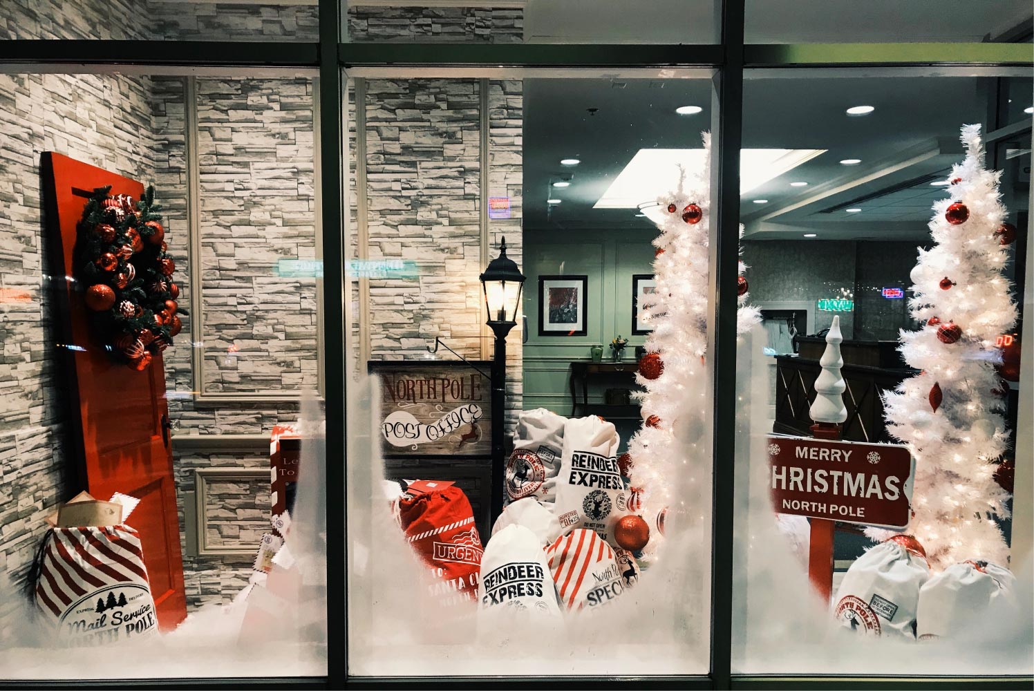 10 Christmas Window Display Ideas for Your Store