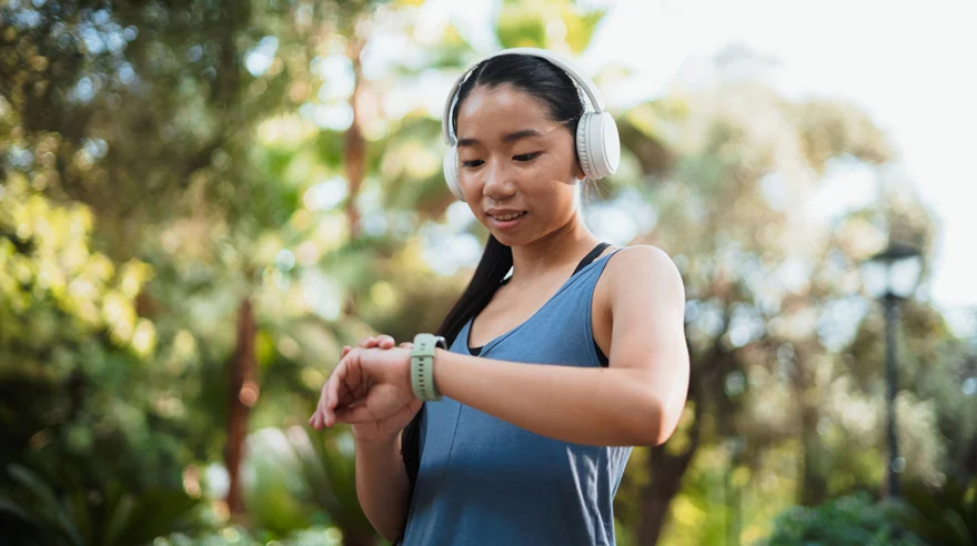 Mujer consultando su reloj Apple después de hacer ejercicio