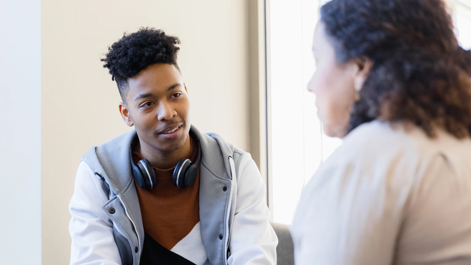 UX0904-young-man-talks to-female-therapist-duplex-3840x2160