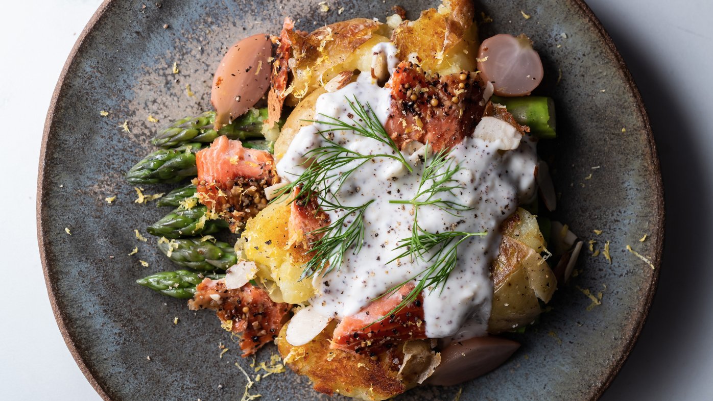 Salmon with potatoes, asparagus, herbs and yogurt sauce