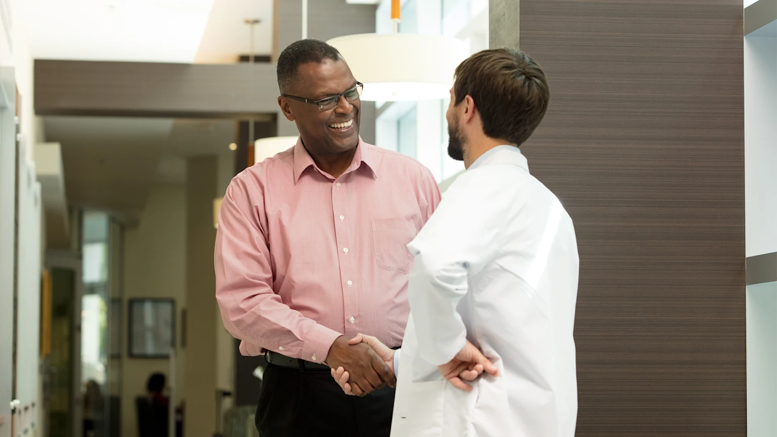 UX0771-DrDemibitsky-FredRobinson-shaking-hands-duplex-3840x2160