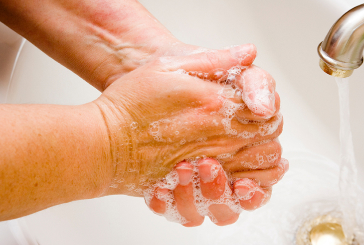 6-tips-for-grilling-safely-HN1406-Body-Handwashing-iStock-000002444250Small-Sized