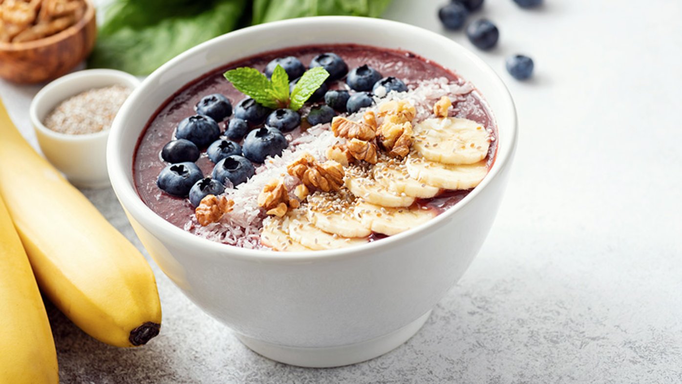 Smoothie breakfast bowl with blueberries