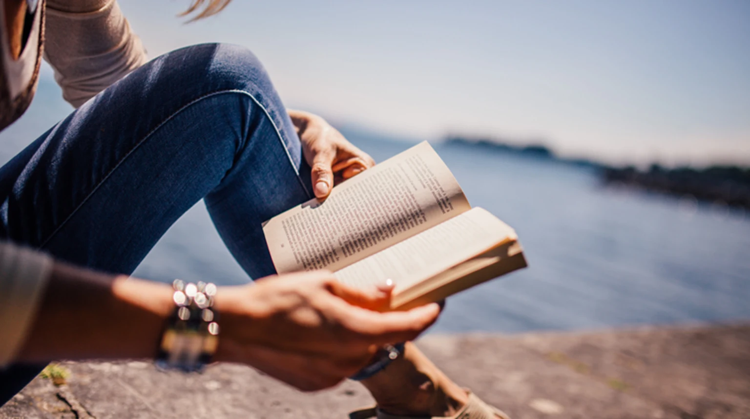 Reading-benefits-DM-lifestyle-FancyCraveLXCMDRFA51-sized