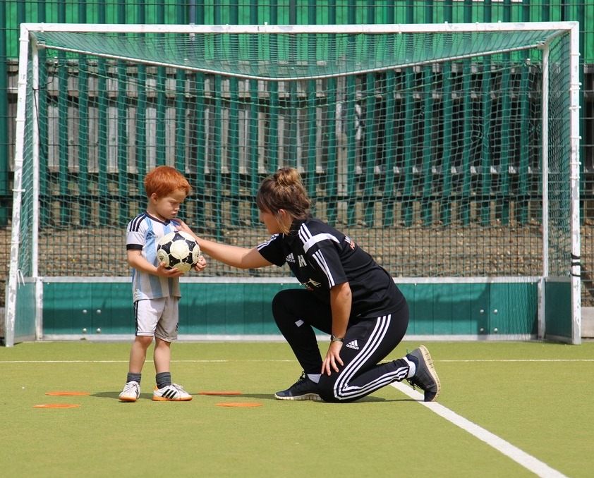 How Football Coaching Supports Healthy Growth and Teamwork in Kids