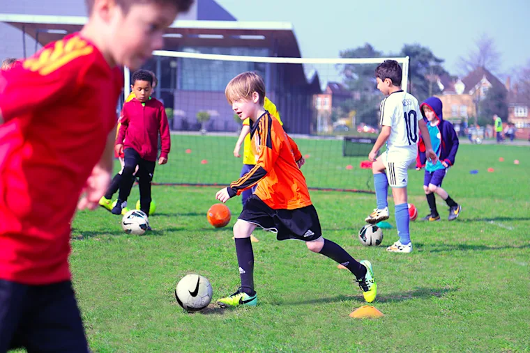 Por qué se necesita un nuevo tipo de entrenamiento de fútbol y liga infantil en Estados Unidos