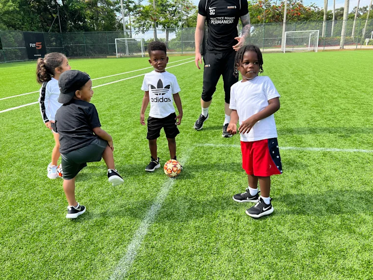 Fútbol y autoestima: construyendo un futuro más brillante para los niños a través del juego