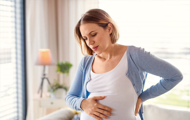 eine Frau hält ihr neugeborenes Baby