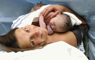 Frau mit Baby nach Geburt