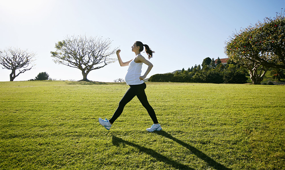 Schwanger Frau macht Sport