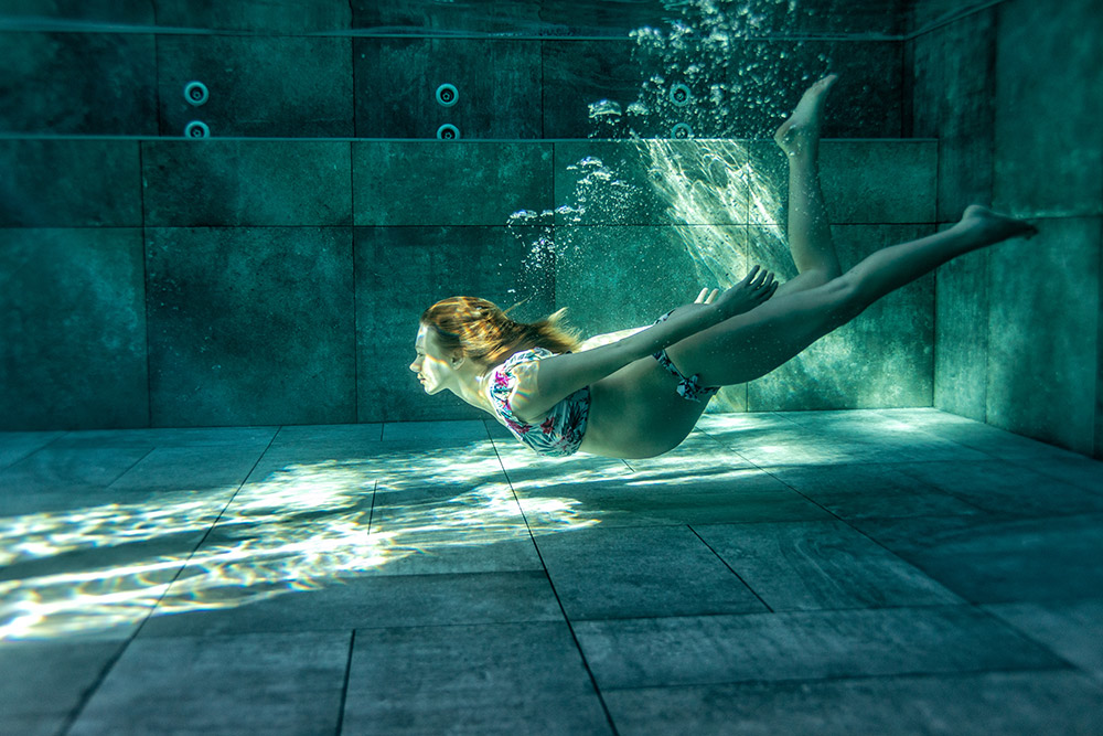 Schwangere Frau unter Wasser