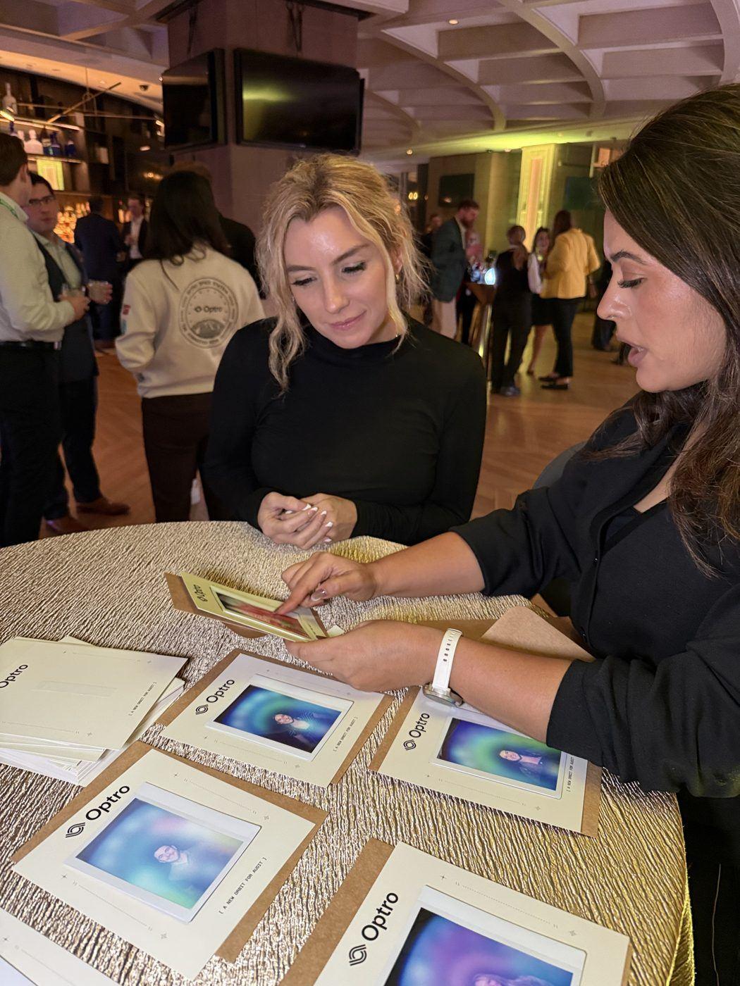 Guests%20compare%20their%20aura%20prints%20during%20live%20readings%20at%20an%20event.%20Photo%3A%20The%20Aura%20Journey.