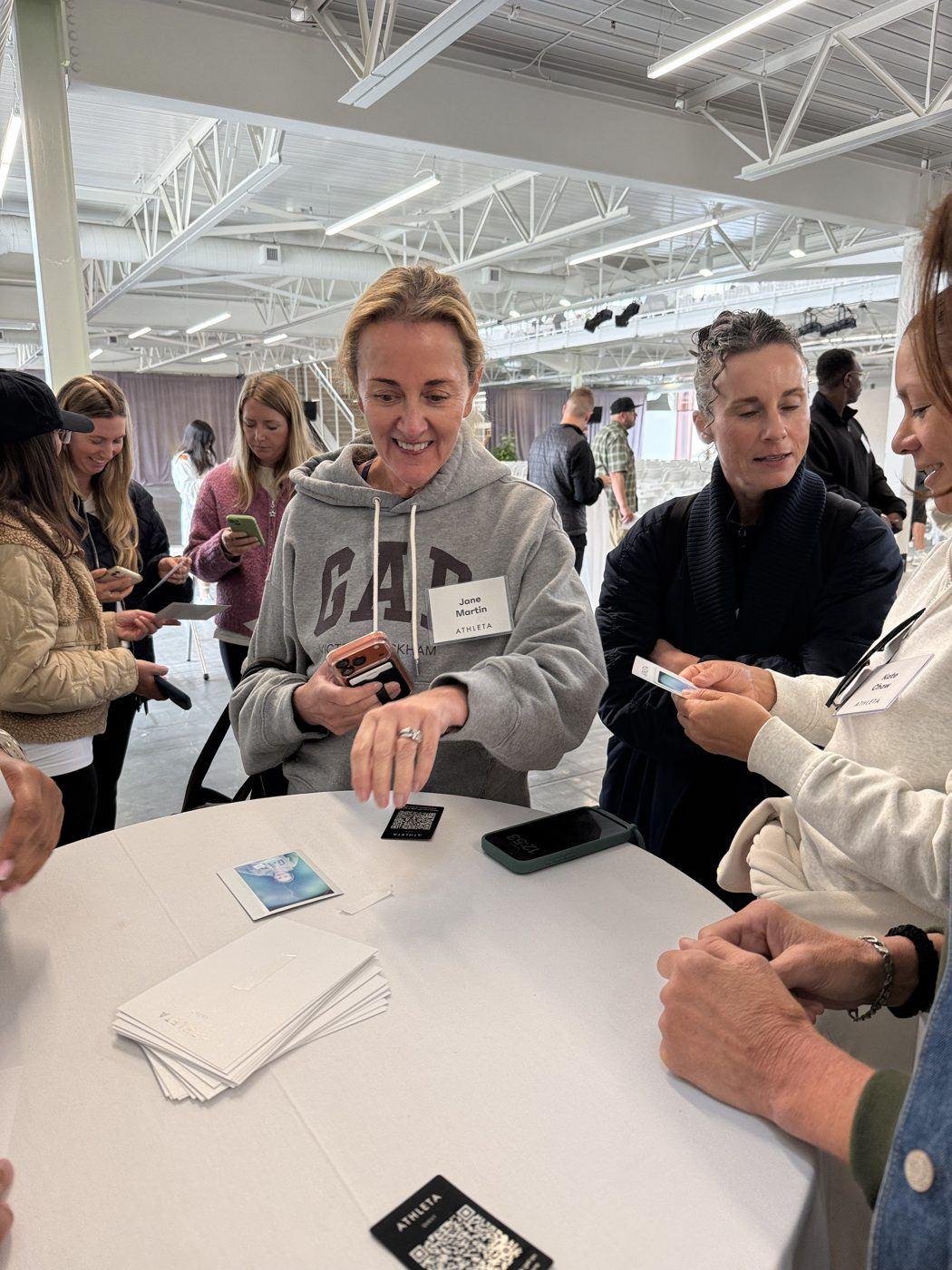 Guests%20compare%20their%20colors%20during%20live%20readings%20at%20an%20Athleta%20event%20in%20San%20Francisco.%20Photo%3A%20The%20Aura%20Journey.