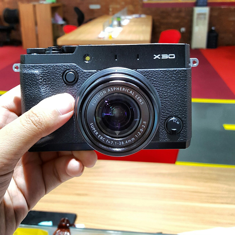 Yay! Finally i brave myself to buy a smaller camera and the choice is Fujifilm x30.