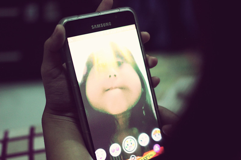 Shafa loves to play Snapchat but she never uploading her snap so I took her photos while playing...