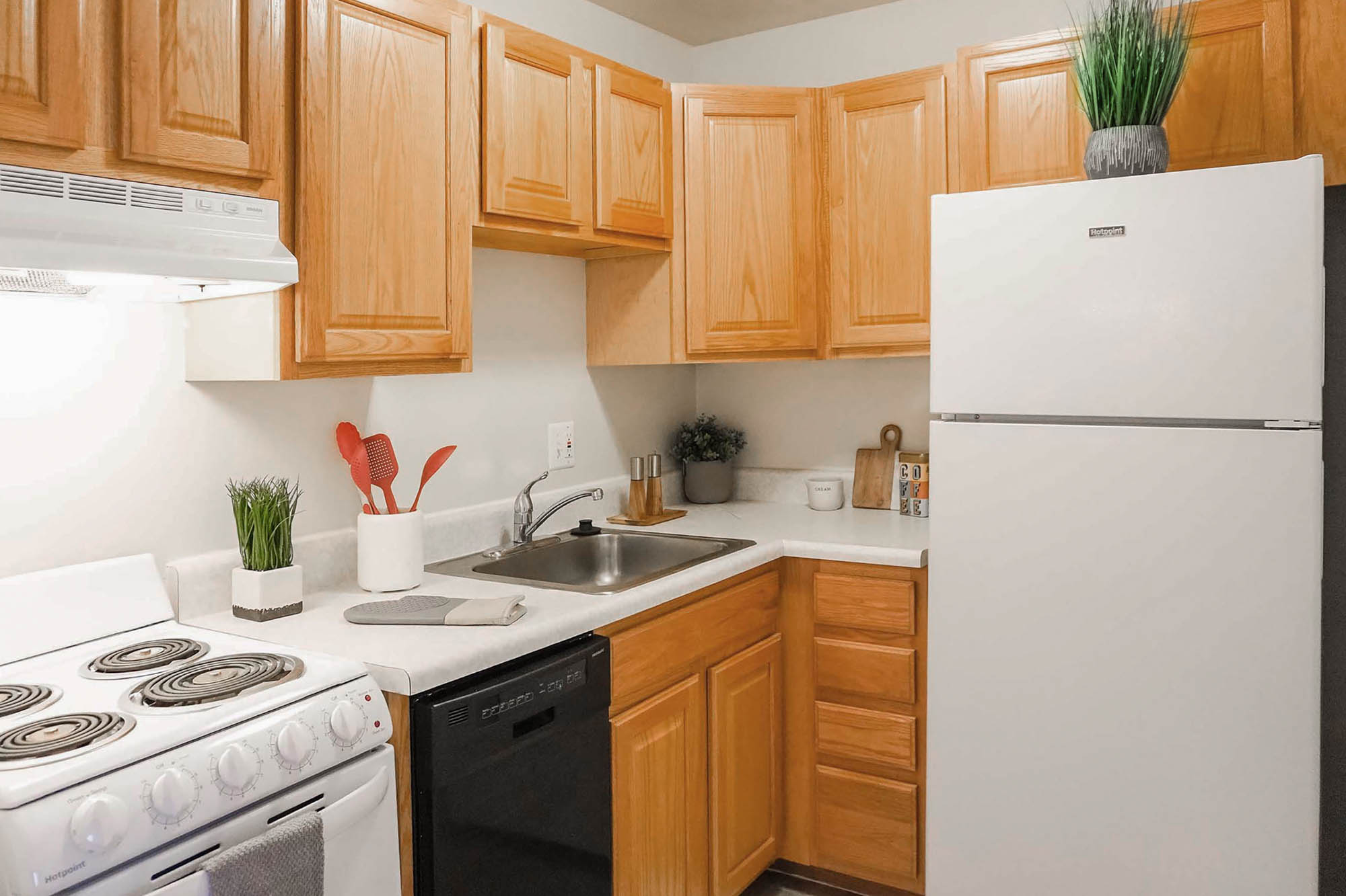 The Geddes - 1 Bed 1 Bath - Kitchen - Golden Oak Style Cabinets