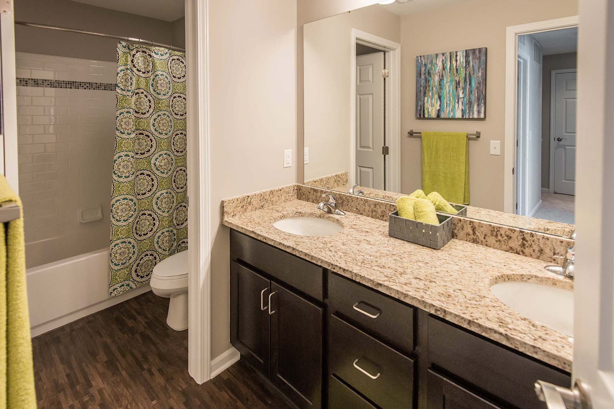 Summit & Thompson - 3 Bed 2.5 Bath - Bathroom 2