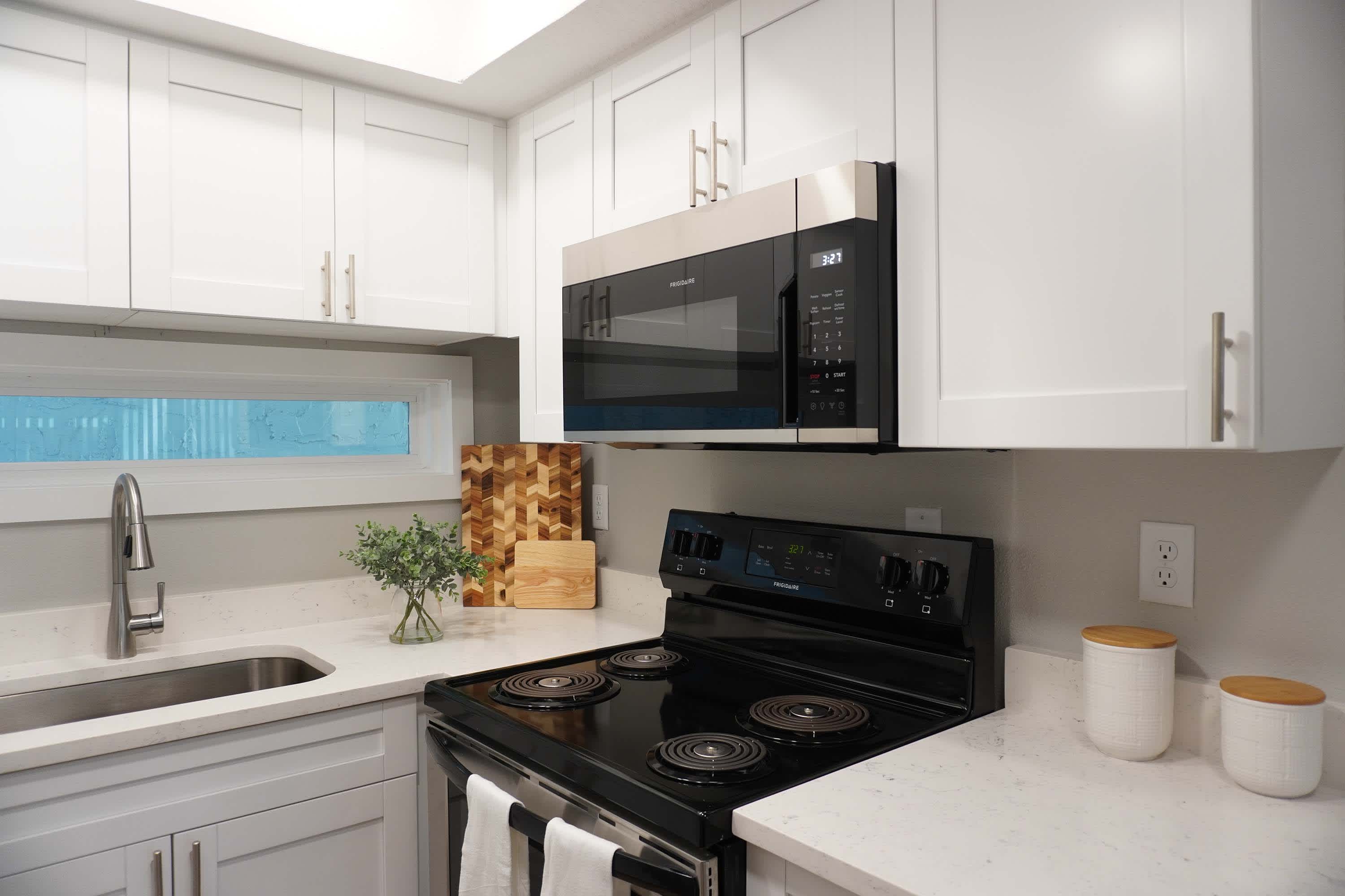 Corrine+ - Studio 1 Bath - Kitchen Appliances