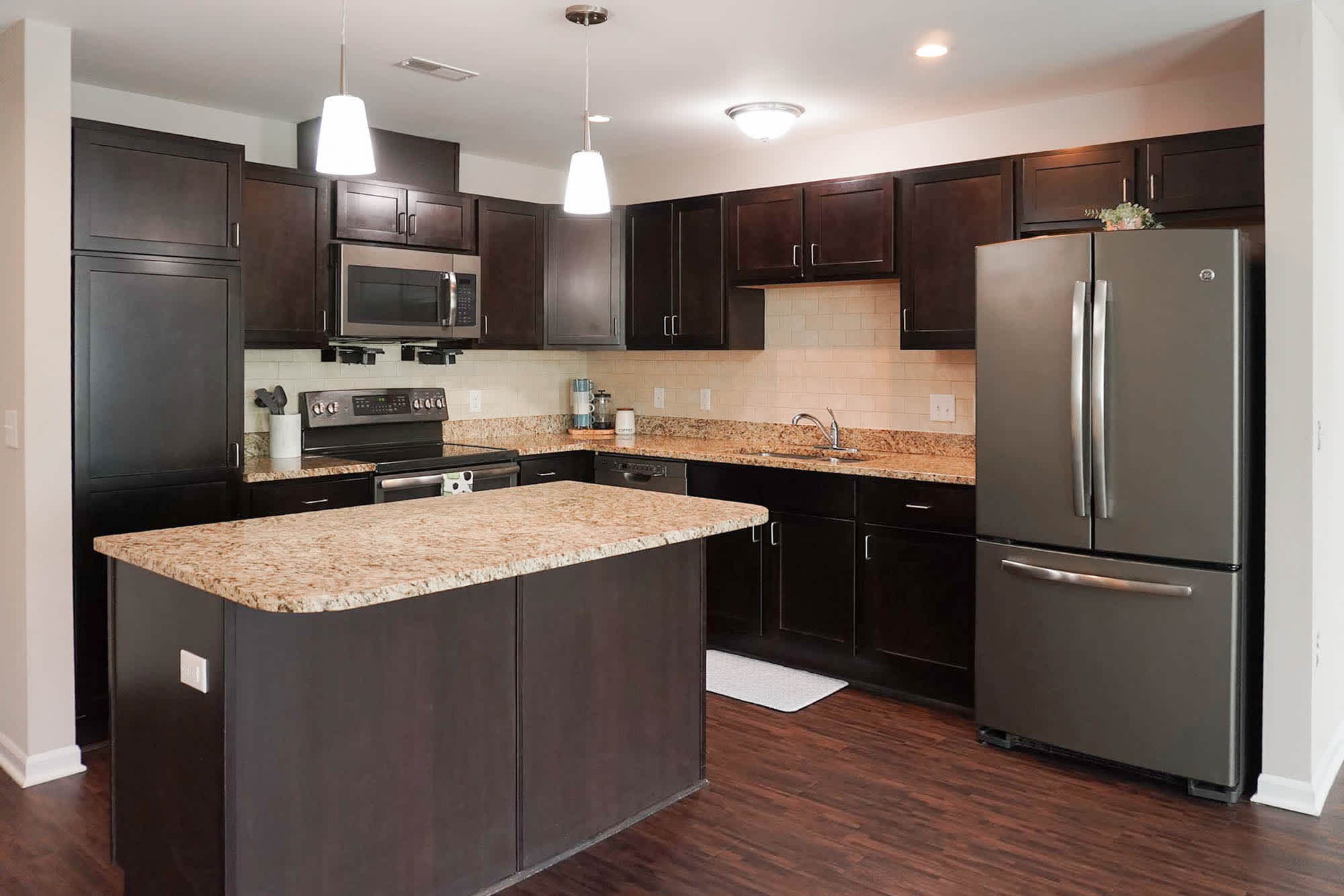 Plymouth - 3 Bed 2.5 Bath - Kitchen