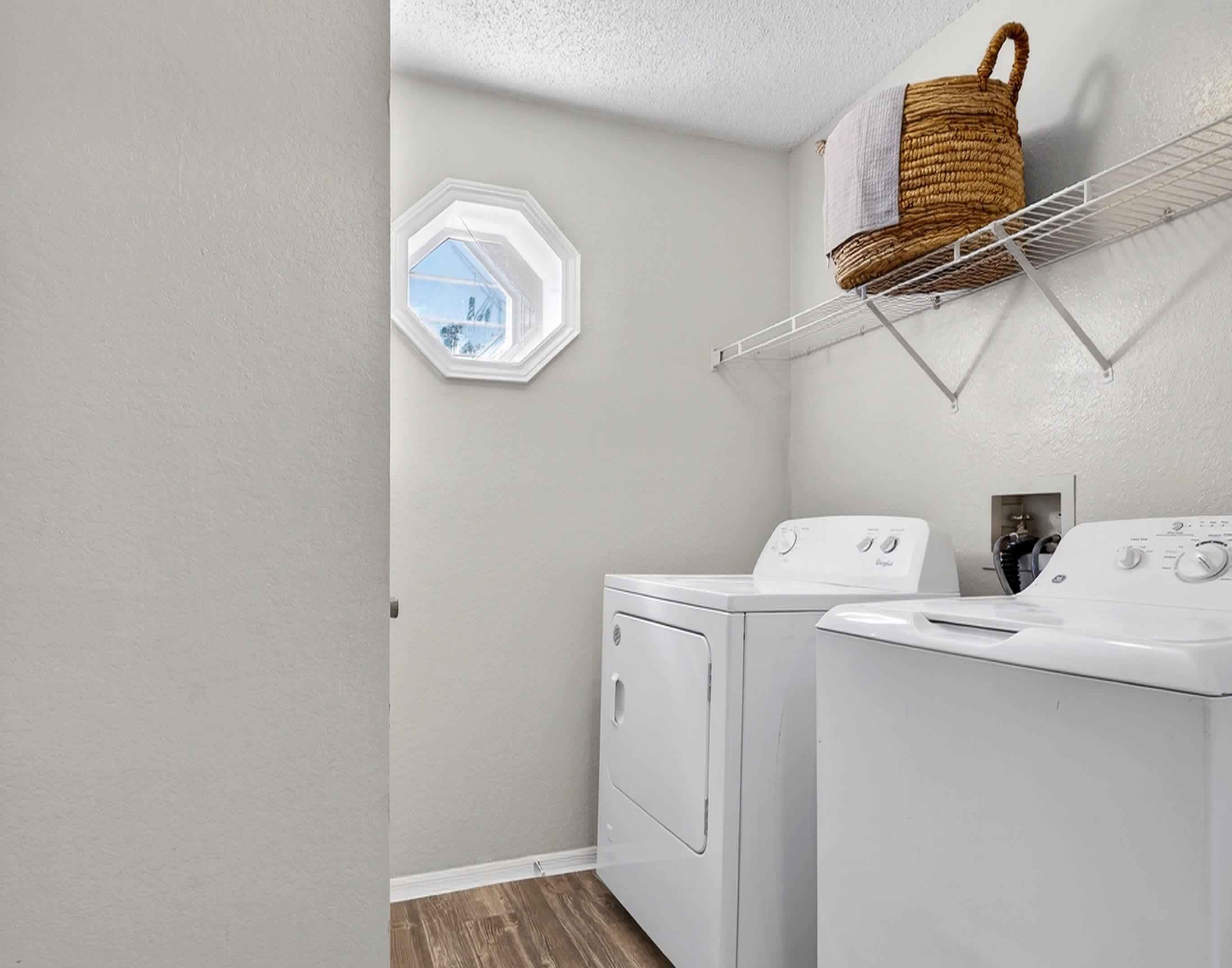 Castillo - 1 Bed 1 Bath - Laundry