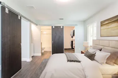 Blackberry Lily - 1 Bed 1 Bath - Bedroom