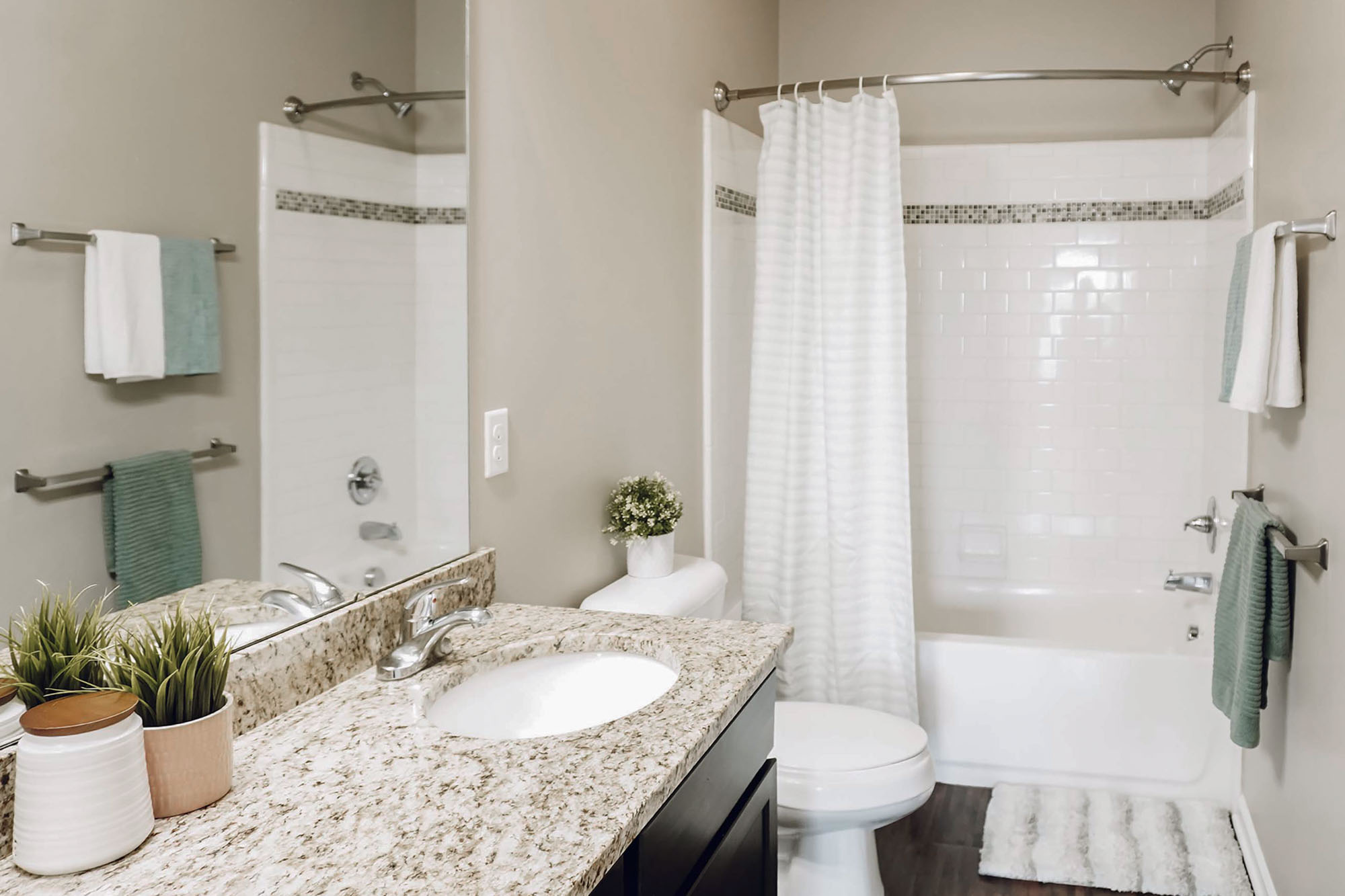 The McKinley - 4 Bed 3.5 Bath - Suite Bathroom