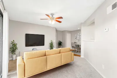 Navel - 1 Bed 1 Bath - Living and Dining Area