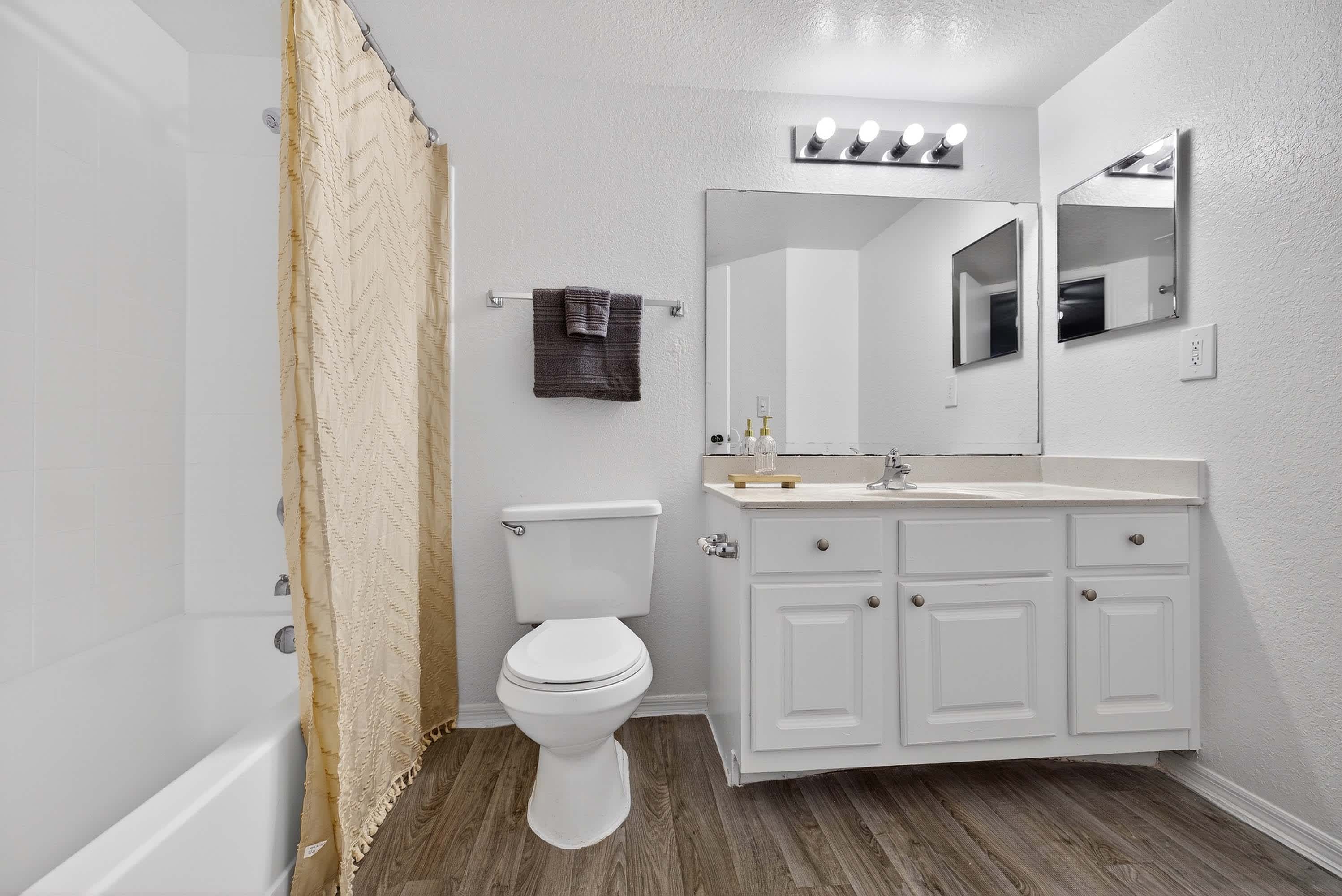 Amistad - 4 Bed 2 Bath - Bathroom 2